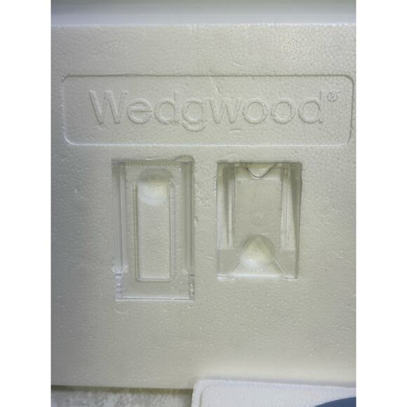 Wedgwood England Blue Jasperware 1990 'Christmas Skaters' Plate Original Box - Picture 2 of 8